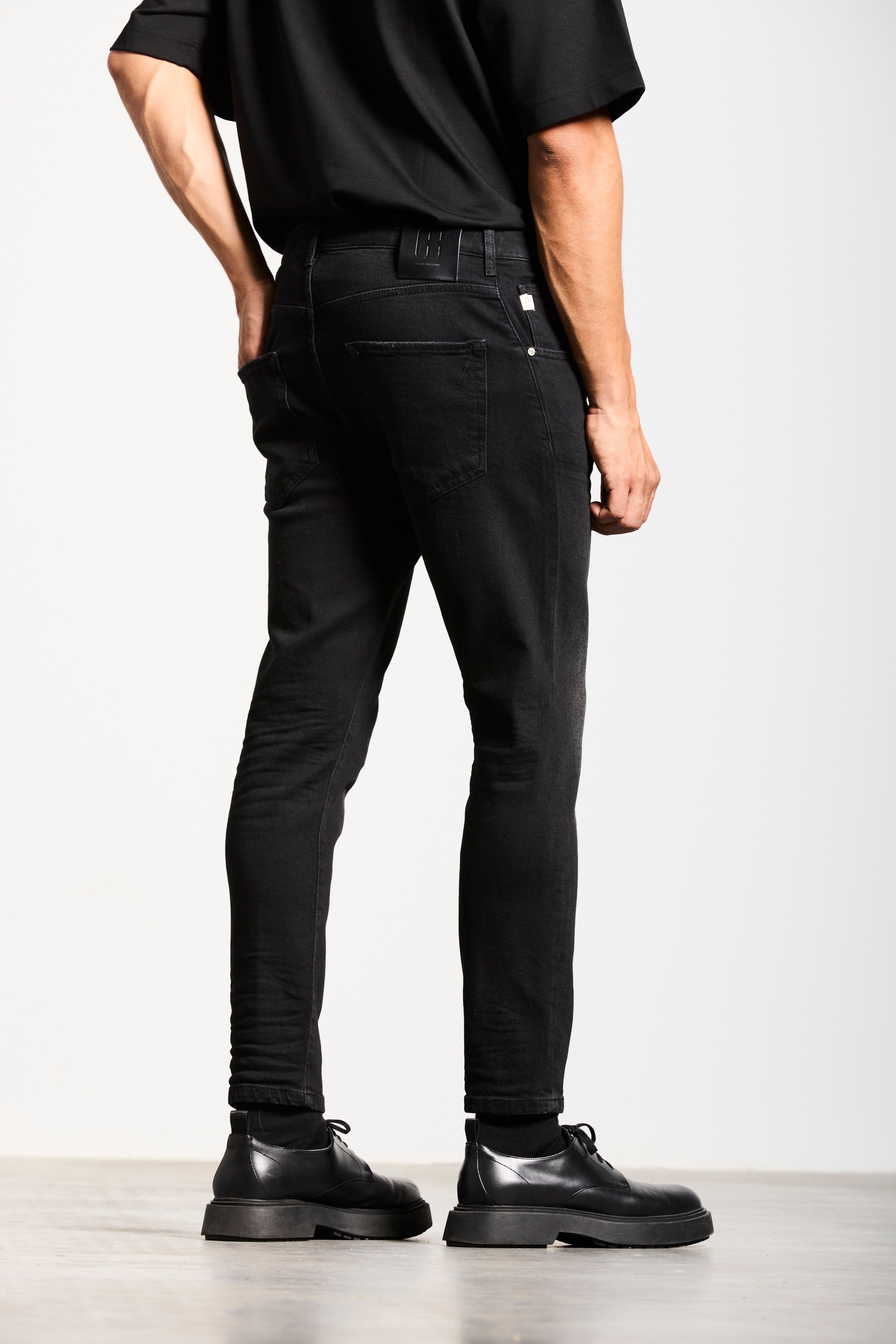 NECKARAU | CROPPED | BLACK