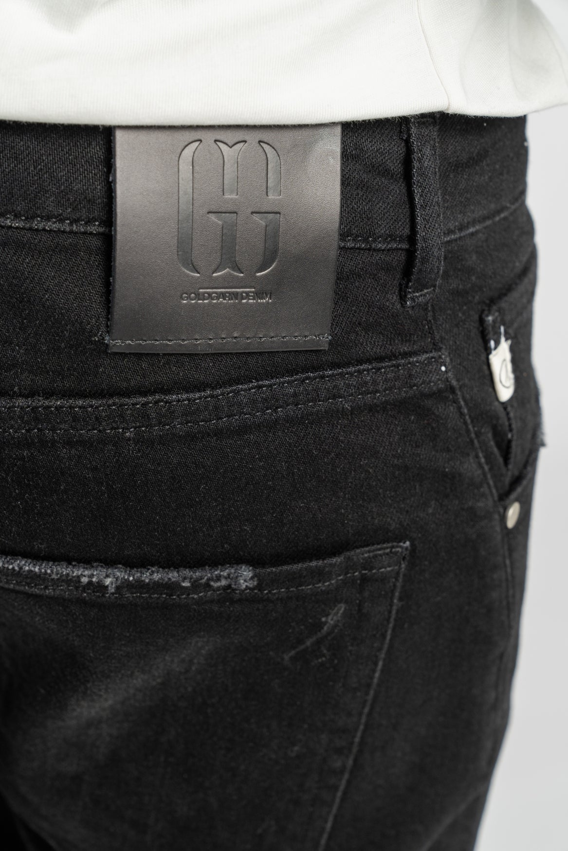 NECKARAU | CROPPED | BLACK GOLDGARN DENIM