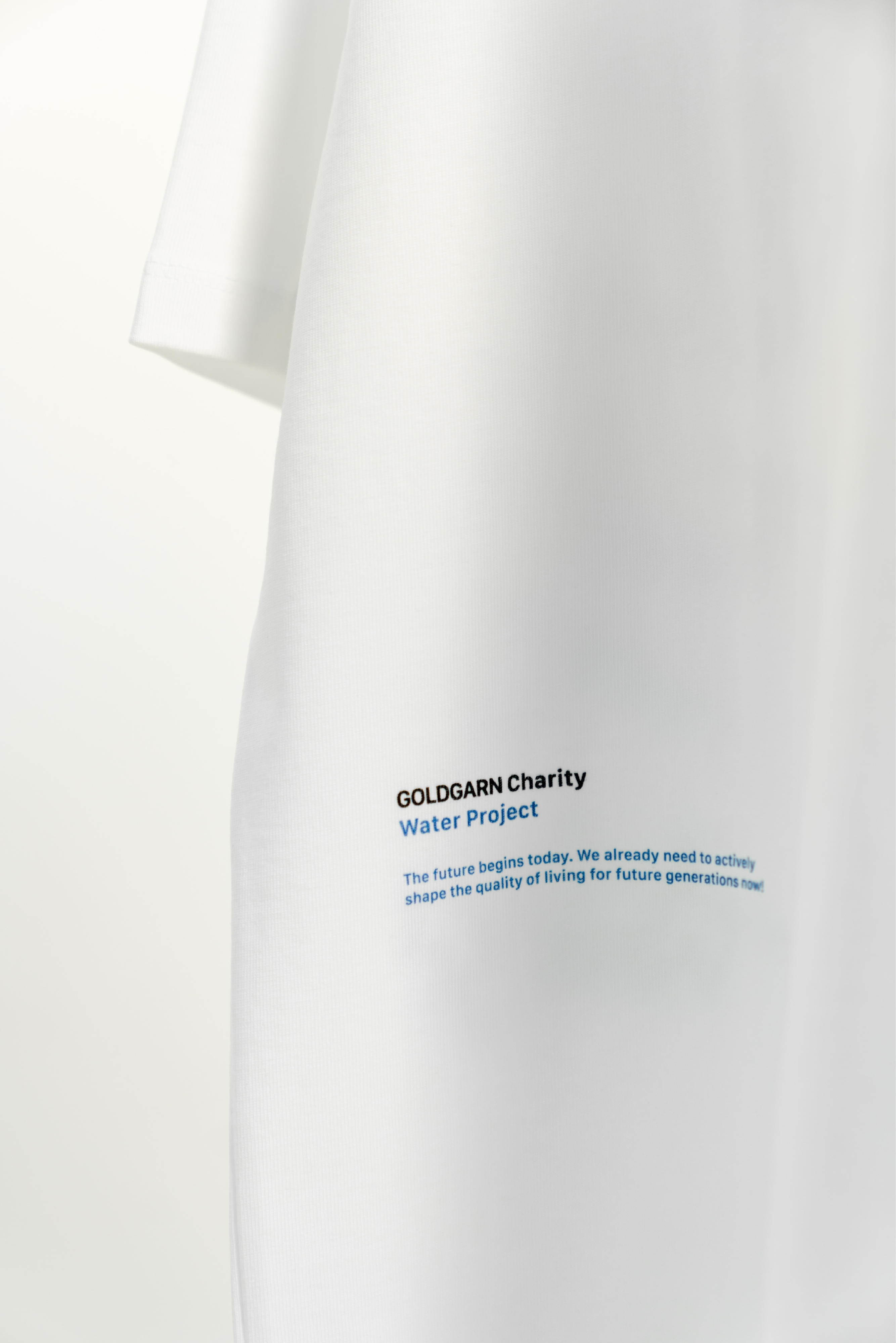68 | THE CHARITY TEE `SWIMMING` | WHITE GOLDGARN DENIM